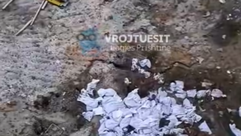 Prishtinë, një qytetar gjuan qesen me mbeturina nga banesa e tij