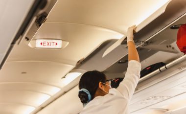 Stjuardesa mbeti e shtangur kur pa se çfarë fshihej në bagazhin e brendshëm të aeroplanit