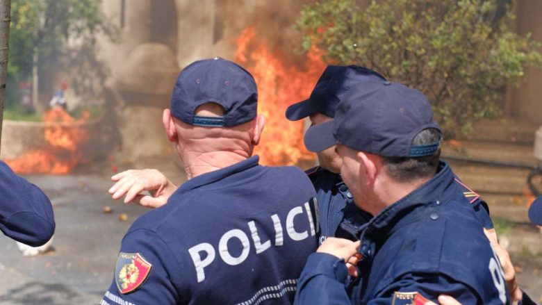 Dyshohet se hodhi molotov në drejtim të Bashkisë së Tiranës, arrestohet 38-vjeçari