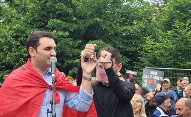 Veprimi simbolik në protestën e opozitës, Belind Këlliçi “arreston” Erion Veliajn
