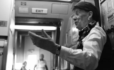 Ka vdekur stjuardesa me përvojën më të gjatë të punës në botë - ajo u shërbeu mysafirëve në aeroplan për gati 67 vjet