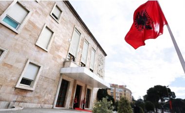 Shqipëria rikthen vizat për zyrtarët e vendit që është aleat me Vladimir Putin
