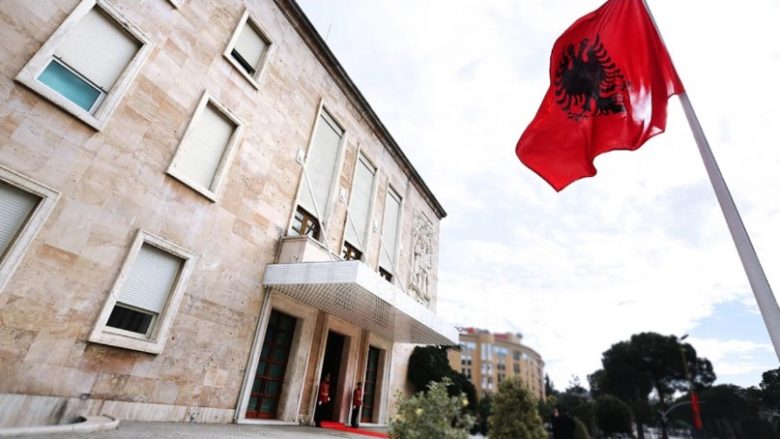 Shqipëria rikthen vizat për zyrtarët e vendit që është aleat me Vladimir Putin