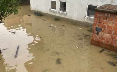 Uji depërtoi në shtëpitë e tyre - banorët e lagjes 