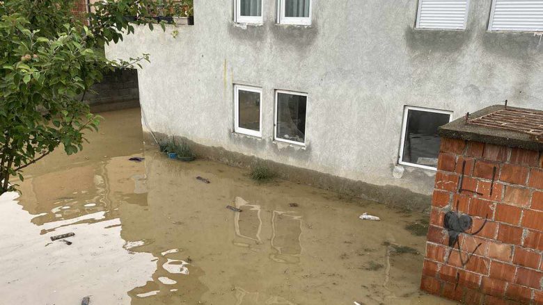 Uji depërtoi në shtëpitë e tyre – banorët e lagjes “Prishtina e Re” tregojnë për pasojat pas reshjeve të shiut