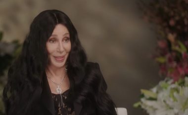 Artistja 77 vjeçare Cher tregon se pse lidhet me djem të rinj: Sepse ata të moshës time, thuajse të gjithë kanë vdekur