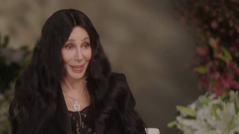 Artistja 77 vjeçare Cher tregon pse lidhet me djem të rinj: Sepse ata të moshës time, thuajse të gjithë kanë vdekur