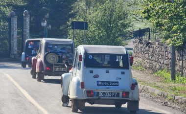 Turistë francezë me makina të viteve ’60 në Voskopojë