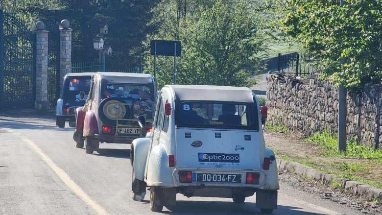 Turistë francezë me makina të viteve ’60 në Voskopojë