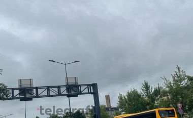 Pas reshjeve të shiut, bllokohet Prishtina nga kolonat