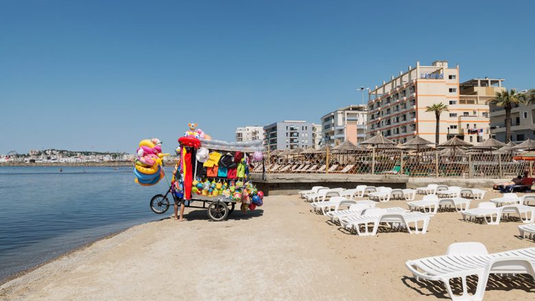 Gazetarja: Turistët nga Kosova “braktisin” Durrësin, shtohen rezervimet nga vendet e BE-së dhe Britania