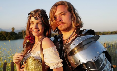 Dylan Sprouse dhe gruaja e tij Barbara Palvin u veshën me kostume në “Renaissance Pleasure Faire në Irwindale”