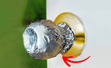 Pse duhet të vendosni folie alumini në dorezat e dyerve sa herë që largoheni nga banesa?