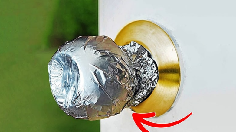 Pse duhet të vendosni folie alumini në dorezat e dyerve sa herë që largoheni nga banesa?