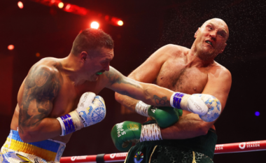 Oleksandr Usyk pezullohet nga boksi pas duelit brutal me Tyson Furyn
