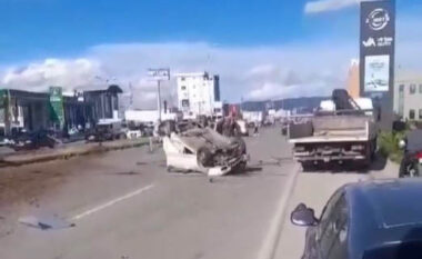 Aksident trafiku në Fushë Kosovë, përmbyset një veturë
