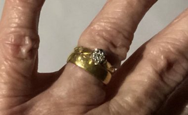 Gruaja britanike ‘mbeti pa fjalë’ pasi gjeti unazën e fejesës të cilën e kishte humbur 54 vjet më parë