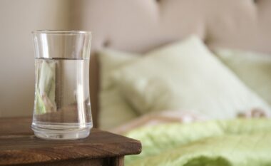 A është rrezik ta pimë ujin nga gota që e lëmë pranë shtratit?