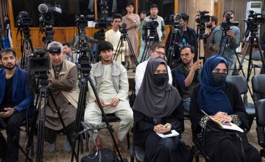 Talibanët na shënjuan, na rrahën, na përzunë: Kështu e mbajmë gazetën tonë afgane në mërgim