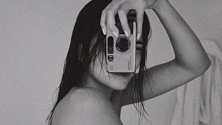 Kendall Jenner publikon një fotografi ‘topless’, pasi nxiti thashethemet e pajtimit me Bad Bunny