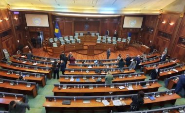 Tension në Kuvend mes PDK-së e LVV-së, Shala ia ndalon fjalën Kusari-Lilës