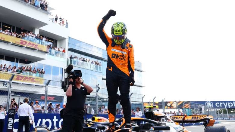 Norris rrëzon nga froni Verstappen, McLaren rikthehet te triumfi që mungonte nga viti 2021