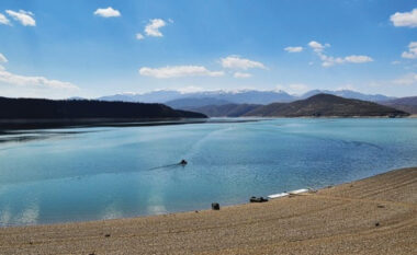 Sekuestrohen mbi 400 metra rrjeta peshkimi për krapin në liqenin e Dibrës