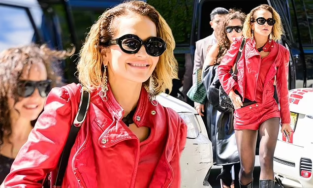 Rita Ora duket mbresëlënëse në të kuqe, ndërsa shoqërohet nga bashkëshorti dhe motra e saj në New York