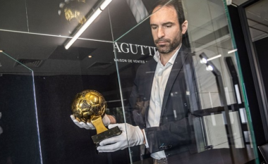 Topi i Artë i Maradonës u shfaq në ankand: Trashëgimtarët e tij po përgatisin një proces gjyqësor