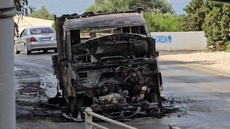 Shkrumbohet nga flakët automjeti në aksin rrugor Radhimë – Vlorë, shpëton mrekullisht shoferi