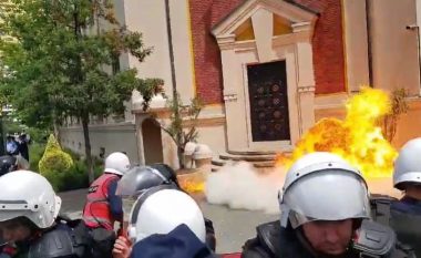 Protestuesit hedhin molotovë dhe vezë para Bashkisë së Tiranës, kërkojnë dorëheqjen e Veliajt