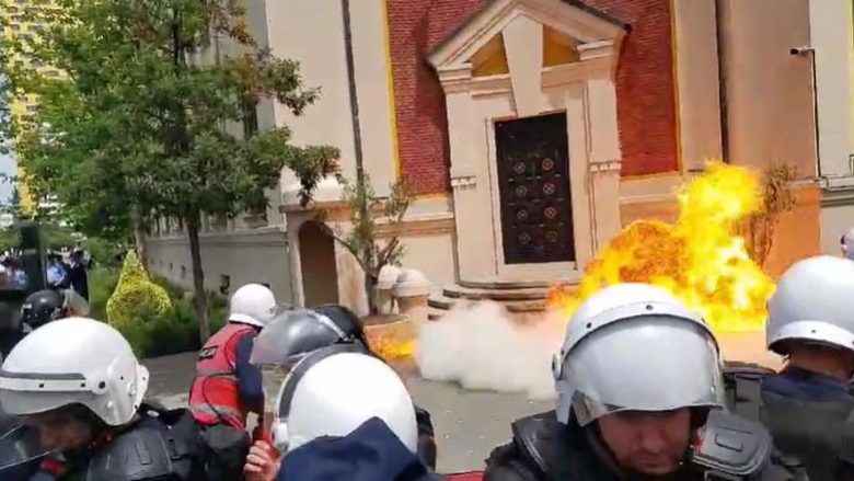 Protestuesit hedhin molotovë dhe vezë para Bashkisë së Tiranës, kërkojnë dorëheqjen e Veliajt