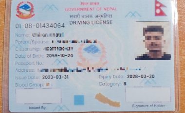 Policët nepalez e ndaluan të riun, por mbetën pa fjalë kur ai u tregoi patentën shoferin