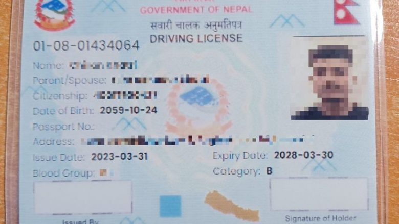 Policët nepalez e ndaluan të riun, por mbetën pa fjalë kur ai u tregoi patentën shoferin