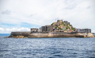 Ky ishull i vetmuar japonez fsheh një sekret të errët - kishte 5000 banorë dhe në një moment të gjithë e braktisën