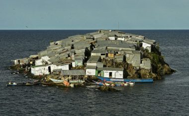 Është më i vogël se një fushë futbolli dhe ka 1000 banorë: Shikoni si duket ishulli më i populluar në botë