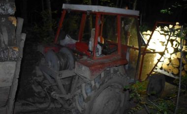 Tentuan t’i godisnin policinë me traktor – dy të arrestuar në Ferizaj