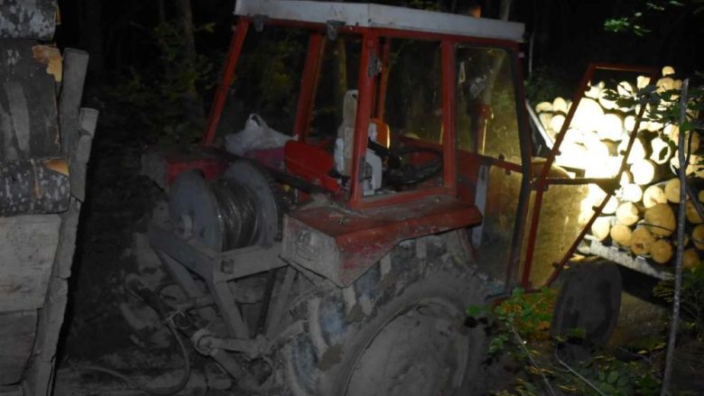 Tentuan t’i godisnin policinë me traktor – dy të arrestuar në Ferizaj
