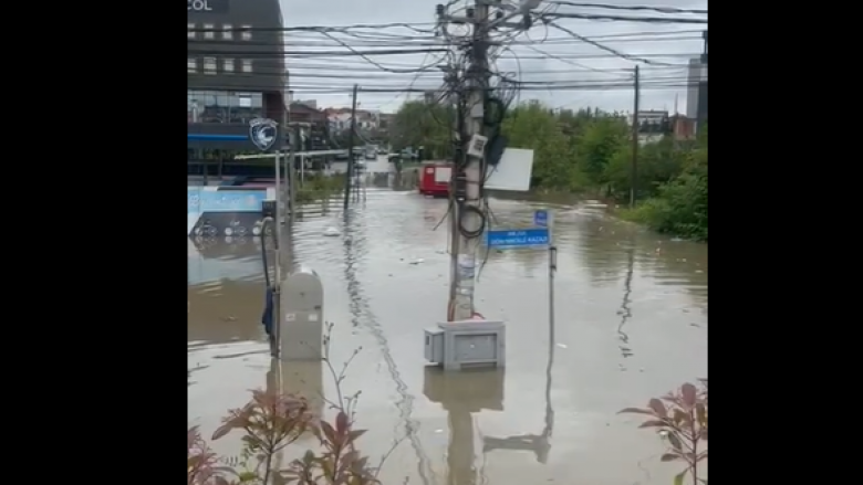 Dëme materiale pas reshjeve të shiut në Prishtinë, Komuna bën thirrje për durim për trafikun e shkaktuar