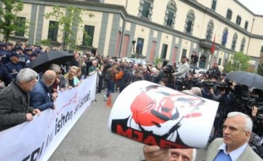 Opozita proteston sërish para Bashkisë së Tiranës, policia bën thirrje për respektimin e ligjit