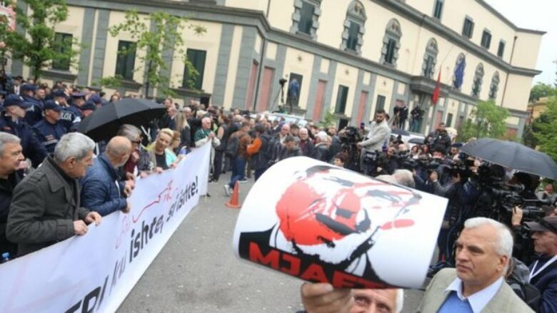Opozita proteston sërish para Bashkisë së Tiranës, policia bën thirrje për respektimin e ligjit