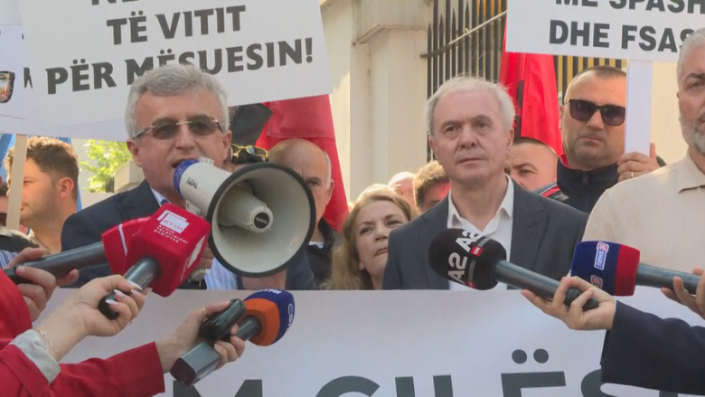 Arsimtarët protestë për 1 Maj, marshojnë drejt Ministrisë së Arsimit në Tiranë
