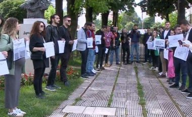Gazetarët protestë para Kuvendit të Shqipërisë: Politika duhet të reflektojë