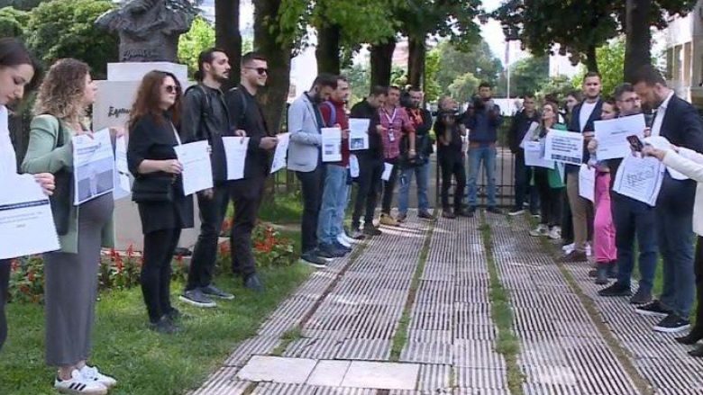 Gazetarët protestë para Kuvendit të Shqipërisë: Politika duhet të reflektojë