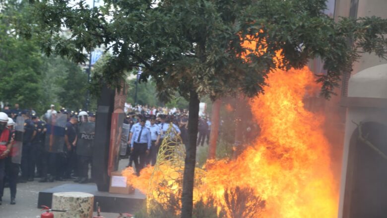 Protestë me molotov para Bashkisë së Tiranës, opozita kërkon me ngulm dorëheqjen e Erion Veliajt