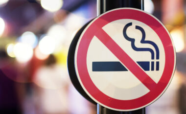 Dënime drakonike për duhanxhinjtë: 20 mijë euro gjoba për bizneset, 200 euro për personat që pinë duhan në ambiente të mbyllura