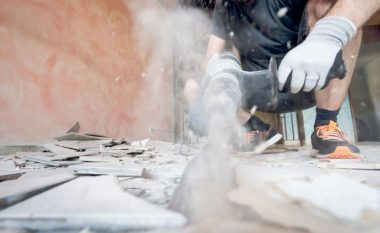 Punëtorët gjeorgjian rinovuan ndërtesën dhe mbetën të tronditur – gjetën dhëmbë njeriu të ‘varrosur’ në mure