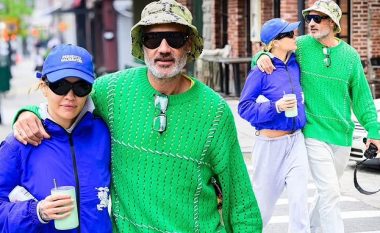 Rita Ora dhe Taika Waititi marrin vëmendjen me veshjet me ngjyra të ndezura rrugëve të New Yorkut