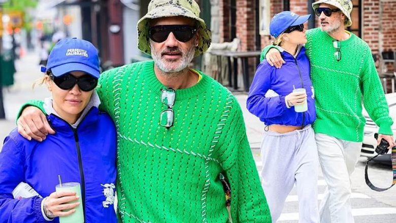 Rita Ora dhe Taika Waititi marrin vëmendjen me veshjet me ngjyra të ndezura rrugëve të New Yorkut