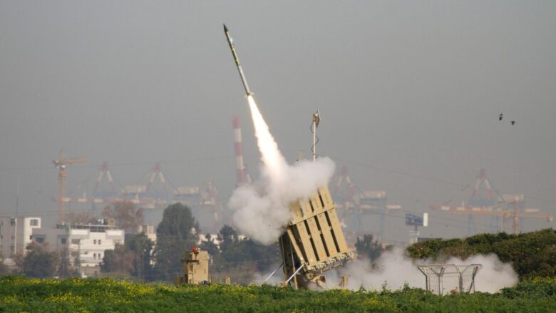 Sulmet ajrore në Rafah thuhet se vranë 30 persona pasi Hamasi lëshoi raketa në Tel Aviv